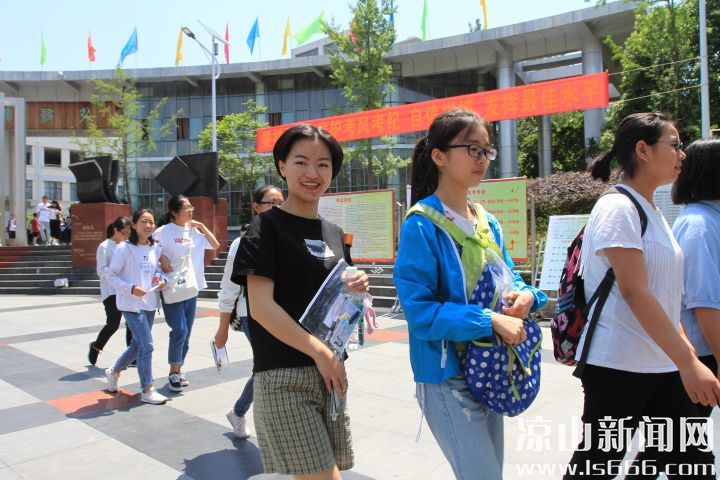 6月7日，全市8239名考生奔赴考场。 记者钟玉成摄