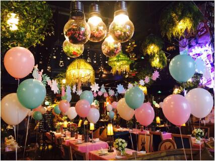 内各类粉色小摆件和粉绿色气球,仿佛在邀请你进入一场盛大的公主party