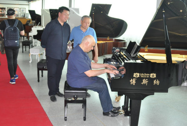 意大利著名钢琴教育家等到访烟台博斯纳钢琴制