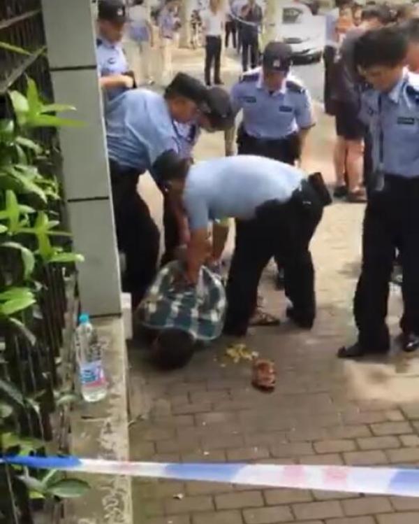 上海一男子在小学门口持刀伤人 致2名小学生死亡
