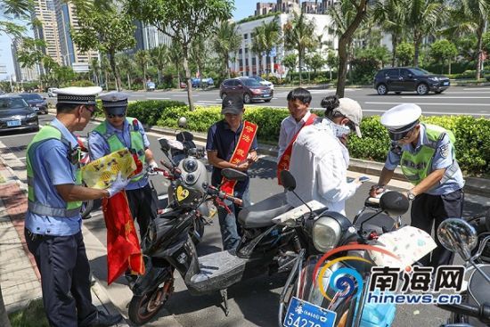 动真格!海口严查骑电动车不戴头盔 开出首张罚