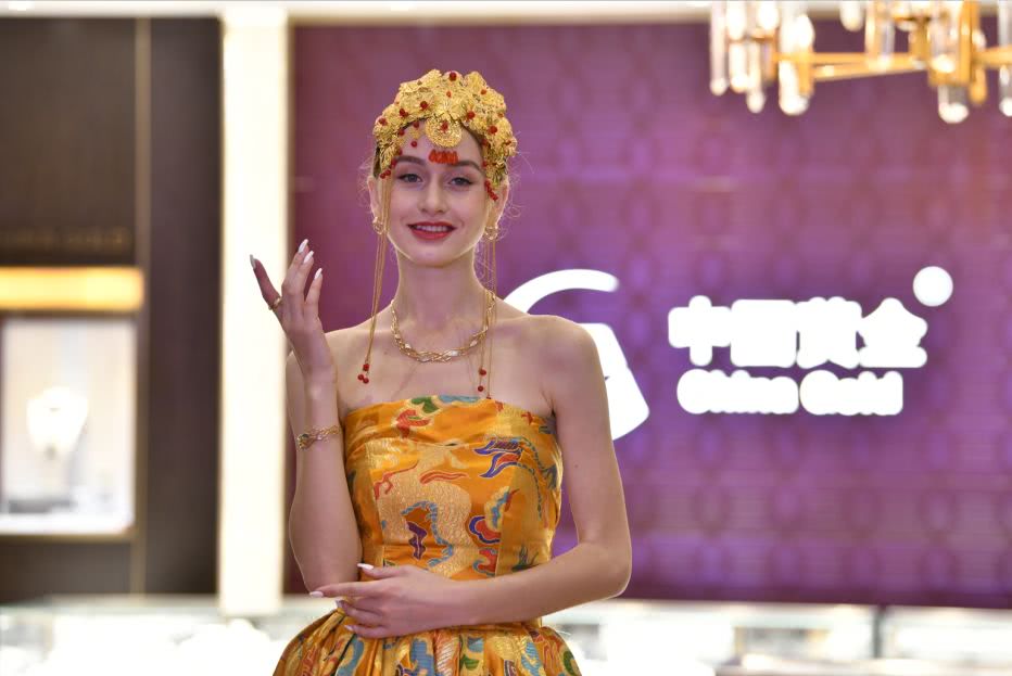 光华流转,与刘亦菲共赴黄金之约