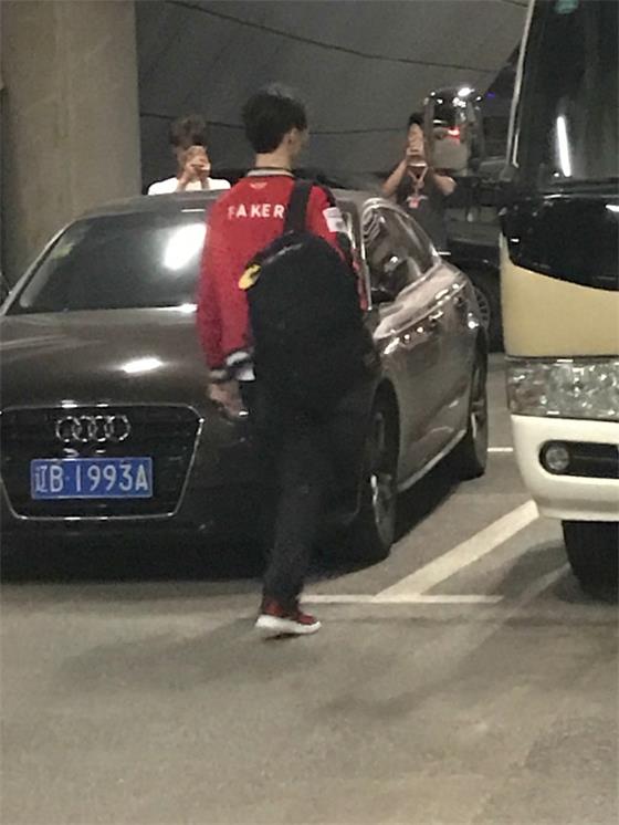 Faker赛后背影落寞粉丝：想起了17年的Uzi