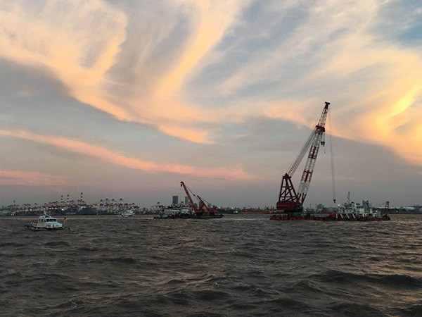上海吴淞口沉船事故10人失踪 潜水员两度下水无发现