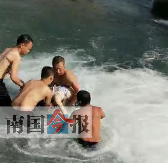 14岁女孩从高处跳入水中玩耍 被瀑布卷入水底溺亡