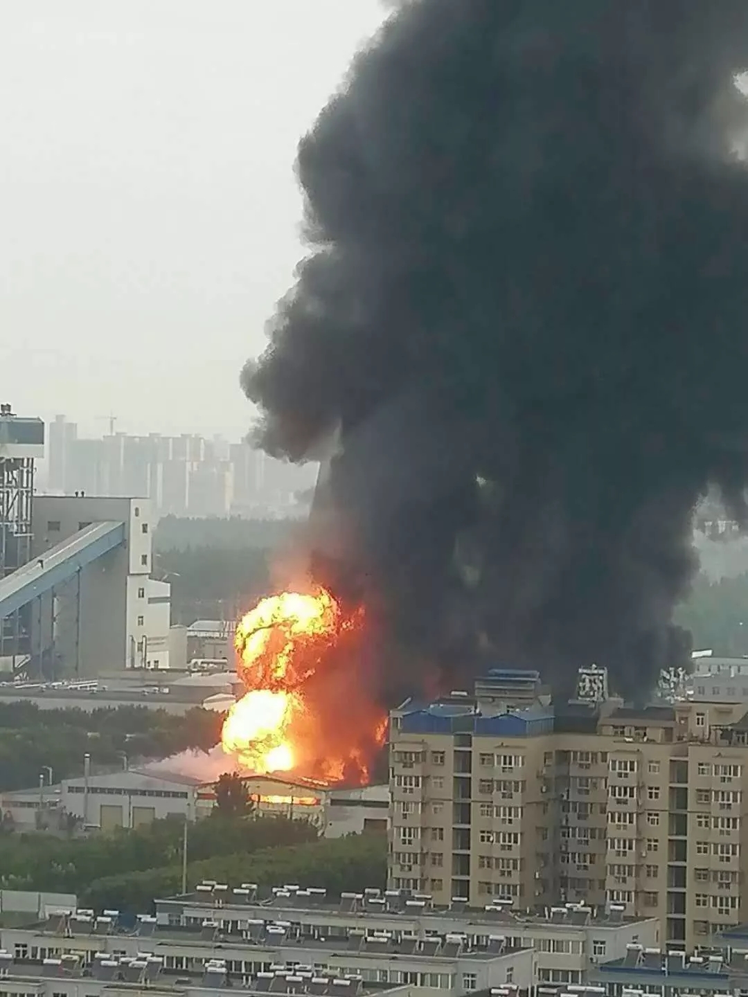 西安鄠邑区一电厂着火 现场有爆炸声