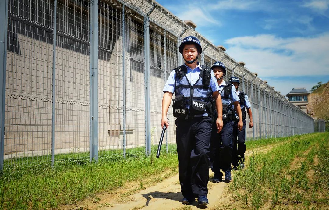 据说,监狱警察一天抹3遍防晒霜都不够!