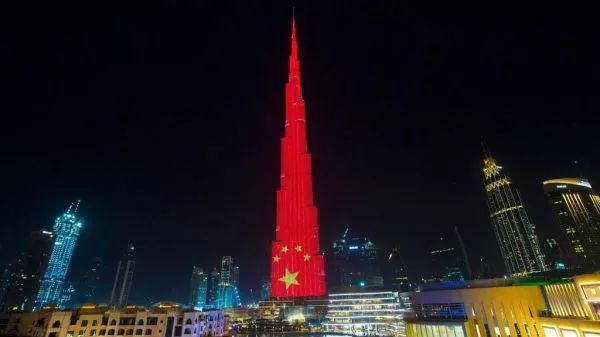 这个国家突然竖起一面巨幅五星红旗，在世界第一高楼上！