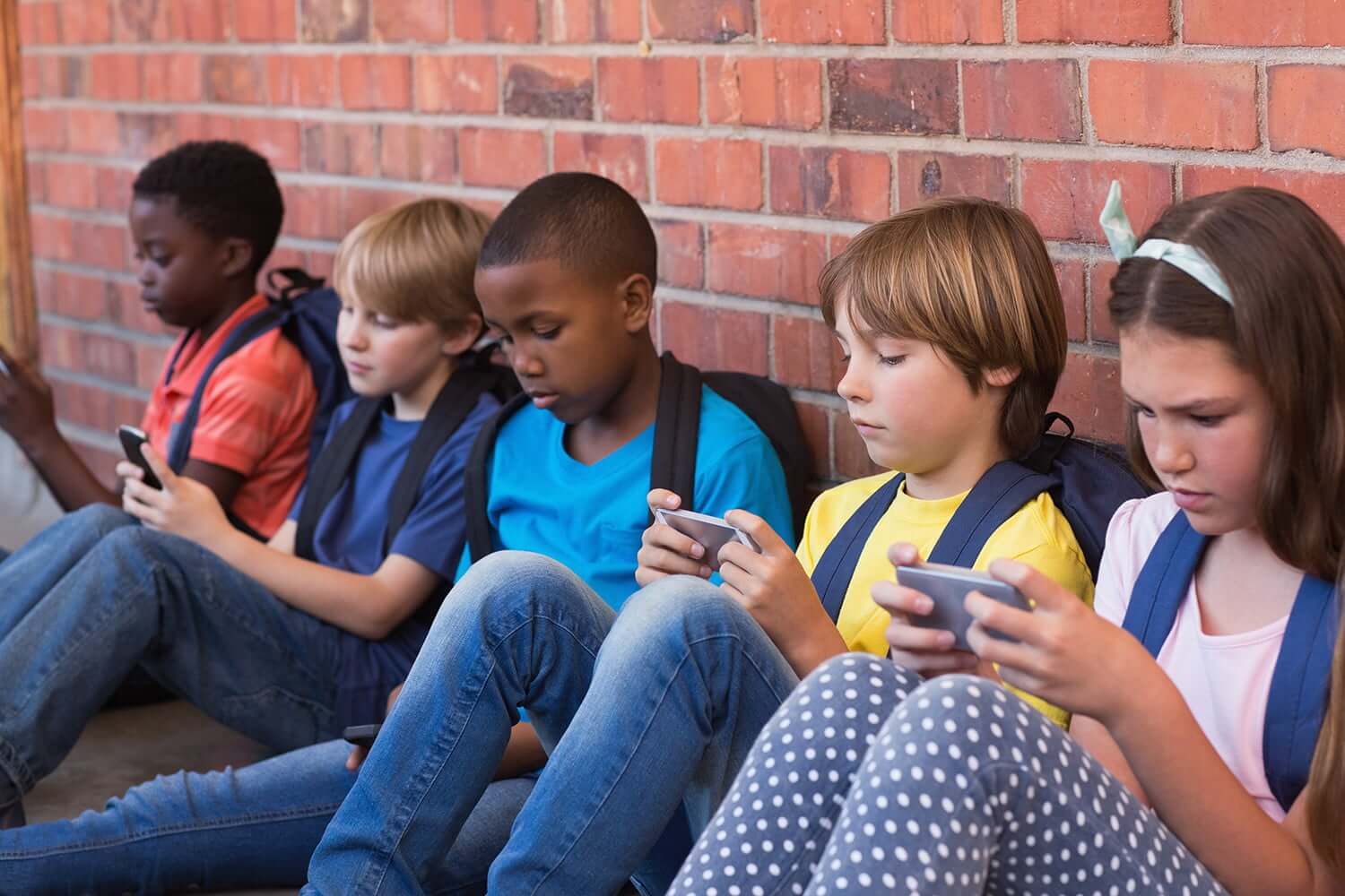 法国出台严格禁令 3-15岁学生在校禁用手机