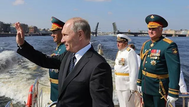 普京出席俄海军日阅兵，尴尬的一幕却出现了…