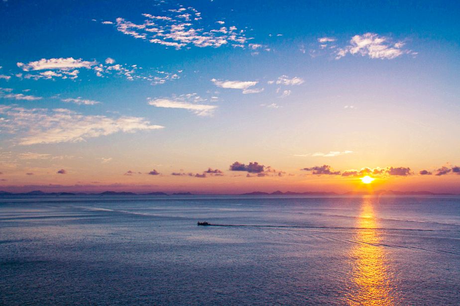 降峰侠客/摄 待到日落之时,海天一色的夕阳红,别有一番滋味.