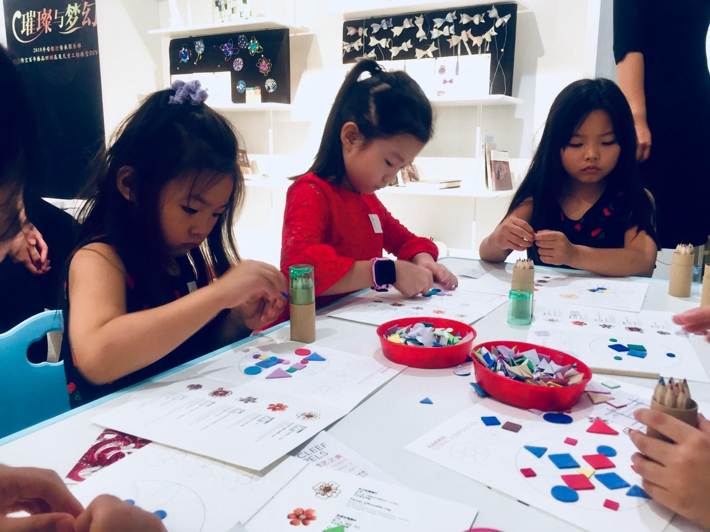 赞美生活“儿童手工坊”主题活动