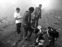 14岁少年野外游玩采花 坠下200百米悬崖昏迷