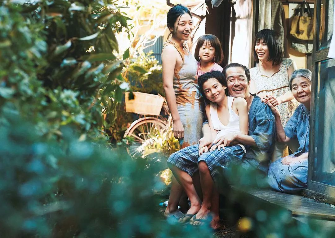 《小偷家族》：日本底层的悲惨照不进中国现实