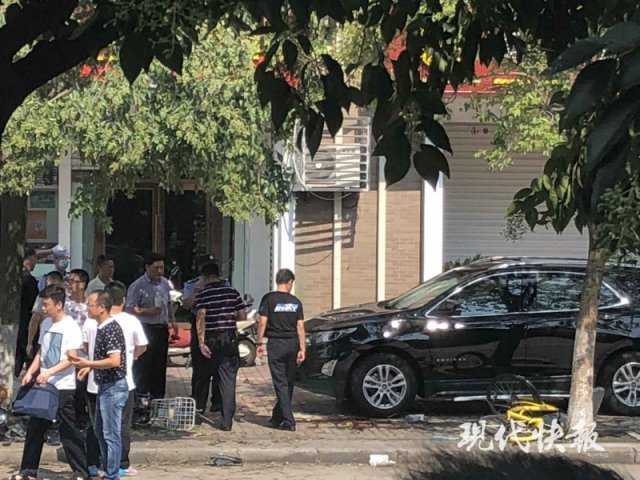 南京：男子撞车后当街砍杀一男一女