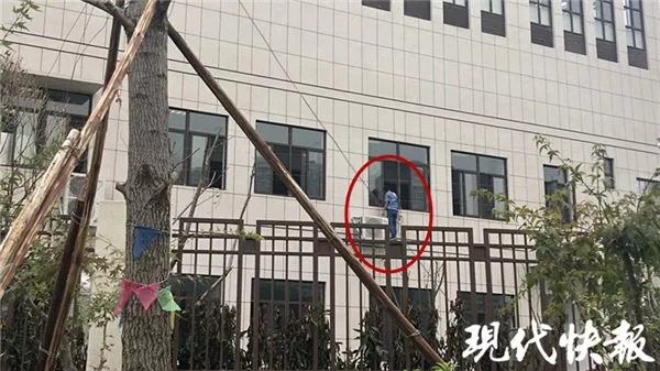 南京一小学开学前一天还在装修，家长担心“甲醛超标”