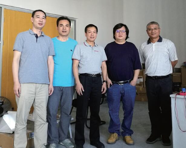 与前来参观考察实验室的产业部门领导合影 工作中的田彤总是干劲十足,他享受并陶醉于自己热爱的行业。回国7年间,田彤承担了国家重大专项、上海市专项的研发项目,和相关企业进行了大量的合作。他发明专利授权4项,版图保护授权约12项,接受(filed)发明专利申请6项。在国际学术刊物及学术会议上发表论文64篇,其中30篇为第一作者;合著论著1部。并多次担任重要国际会议如APMC等的射频集成电路分会主席或作邀请报告。 然而取得奖项和专利并不是田彤的主要目的,用他的话说就是:“我更看重的是科研工作的成果转