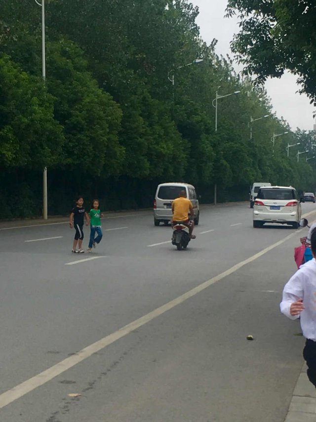 电动车打滑撞到3名小学生 事发地仍有学生冲上马路