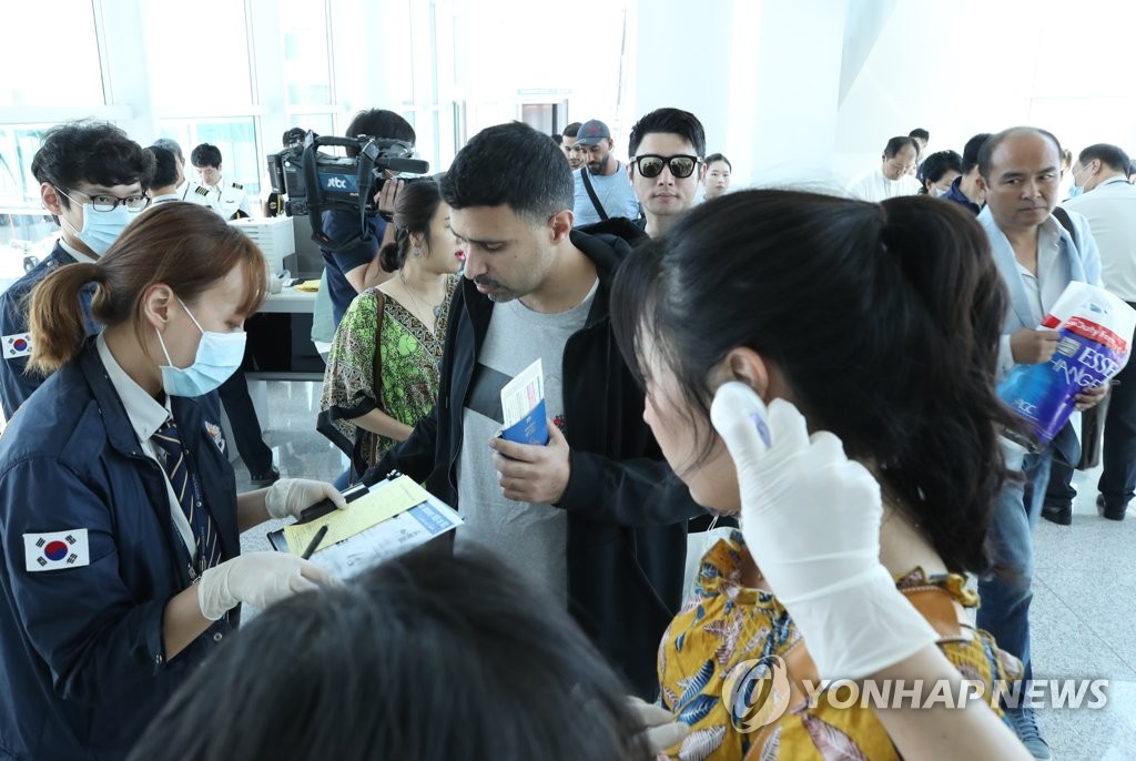 男子携致死传染病入境韩国 同机30名外国游客去向不明