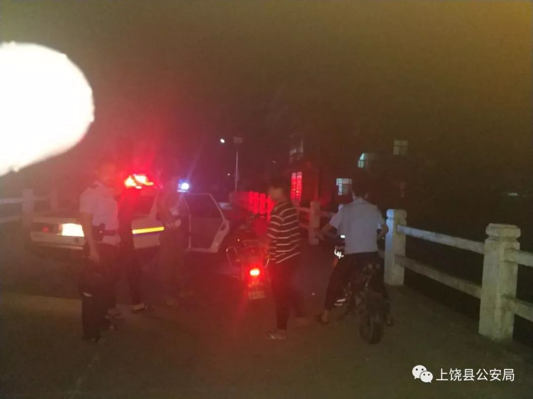 上饶县:鬼火摩托深夜扰民 交警重拳灭火群众