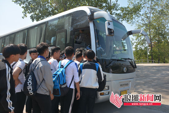 临沂汽车总站的工作人员为学生提供服务 由于各个学校大都位于临沂市区边缘,每逢假期,学生们需要乘坐公交或三轮车到车站换乘,辗转奔波大多需要1—2小时,回家往往要多花费一半的时间。为此,临沂汽车总站根据各学校的需求不但设立招呼站、简易站,还在各个学校设立客票代售点,提供单程和往返程客票出售,与临沂汽车总站客票信息系统同步联网,及时掌握往返程学生的流向和流量,集中灵活的安排直通车开到各个招呼站,让学生们直接乘车、一票直达,节省了换乘时间,让学生们顺利及时乘车回家。 为进一步优化乘车流程、保障学生的