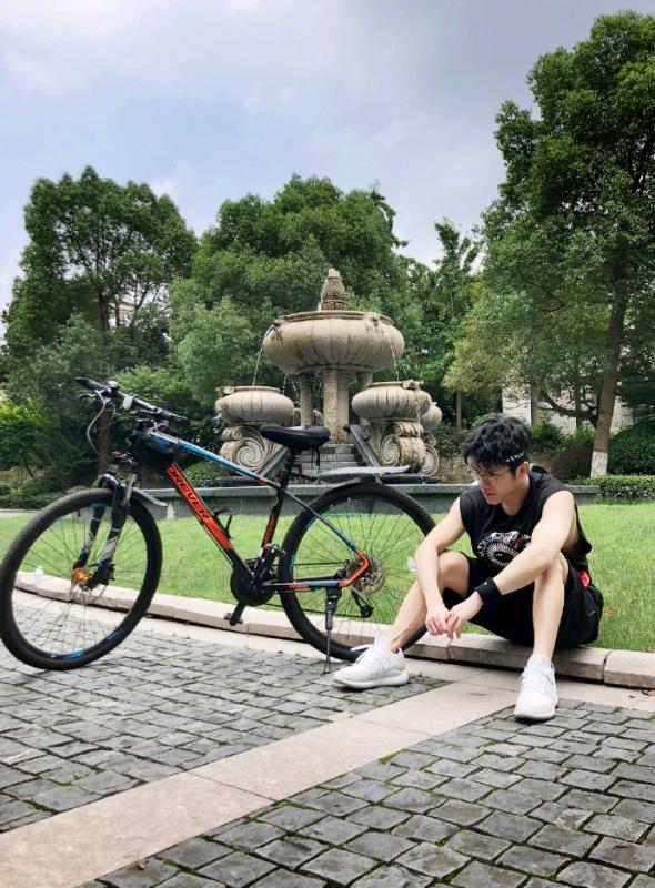 婚讯上热搜第一?若风、小苍等电竞主播镜头外