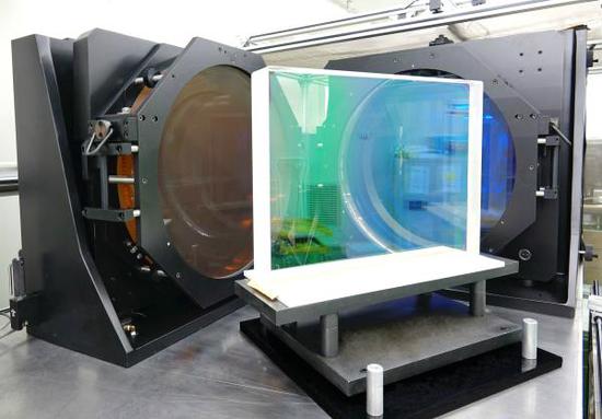 大尺寸激光薄膜反射元件。 中国科学院上海光学精密机械研究所供图
