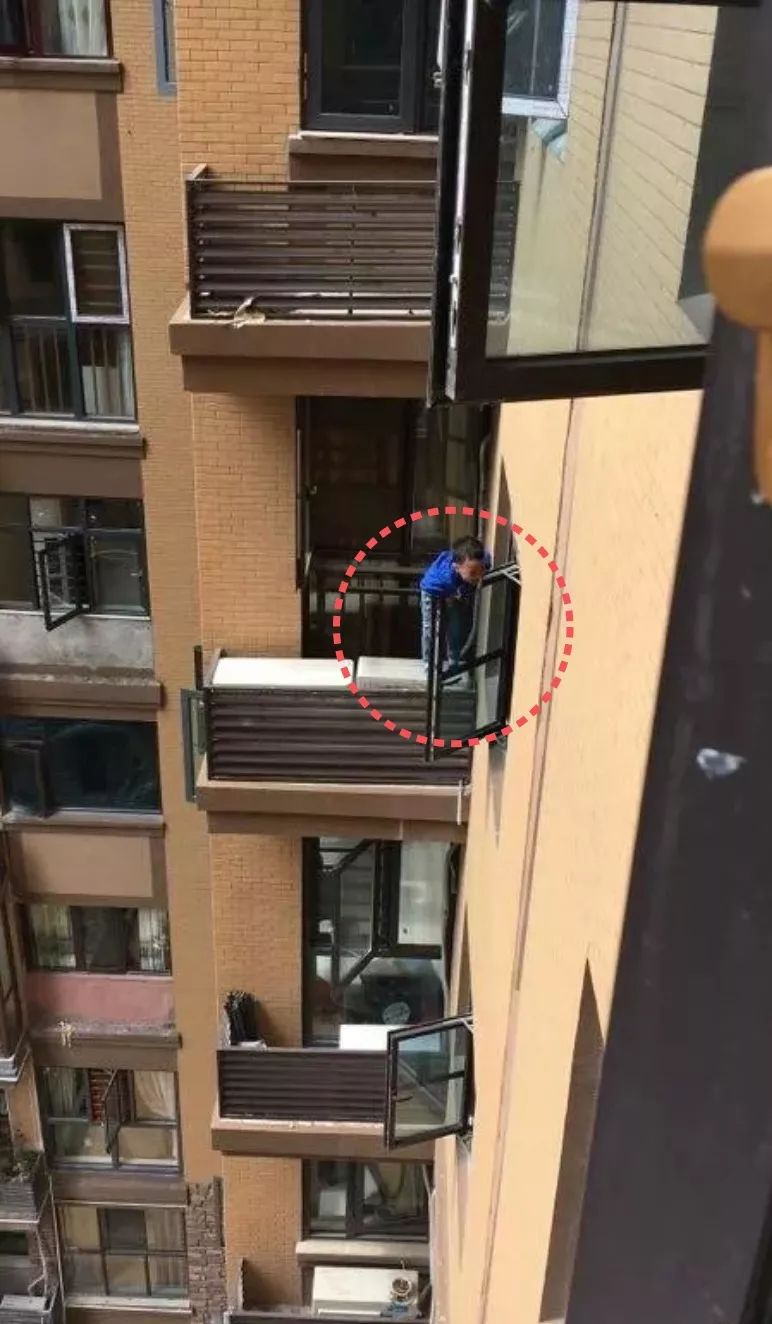 惊险！2岁男童从9楼掉下，掉到8楼时一个动作救了自己一命