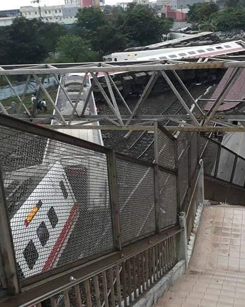 台湾列车脱轨侧翻 消防部门:已致3人死亡至少
