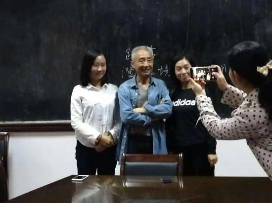 戴建业与学生合影曹梦婷王嘉仪图