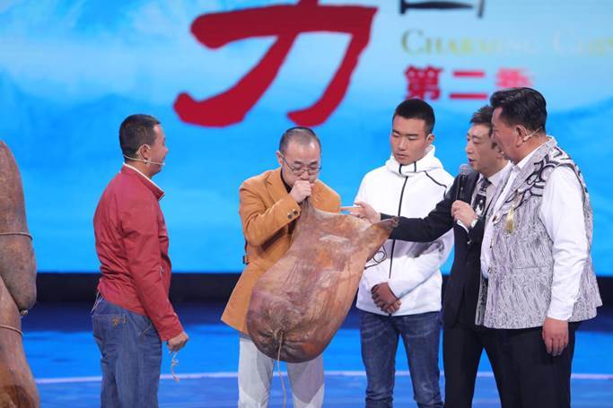 刘仪伟吹羊皮筏子