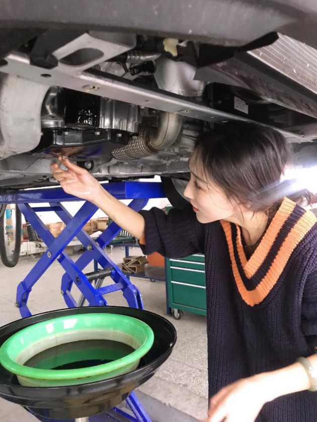 美女模特也修车?汽修女神老师近日蹿红抖音手术做美女图片