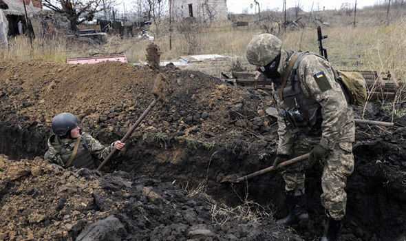 乌克兰士兵在亚速海沿岸挖战壕 为与俄交战做准备