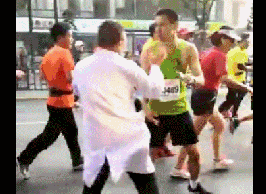 惊呆了！一马拉松选手心肺复苏后推开医生继续跑，然后…