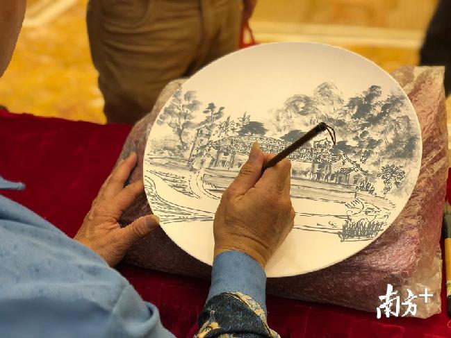 梅江馆内，绘画师傅进行现场创作。