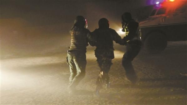 危险！12级大风又加沙尘暴 新疆武警开重型装甲车救人
