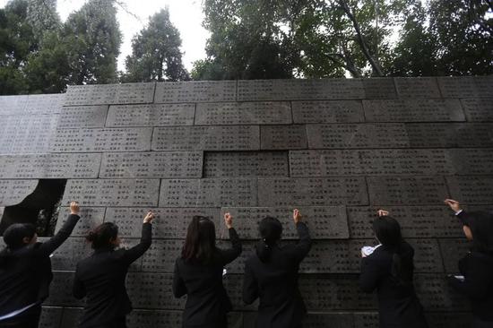  ▲民众祭奠南京大屠杀遇难者。（视觉中国）