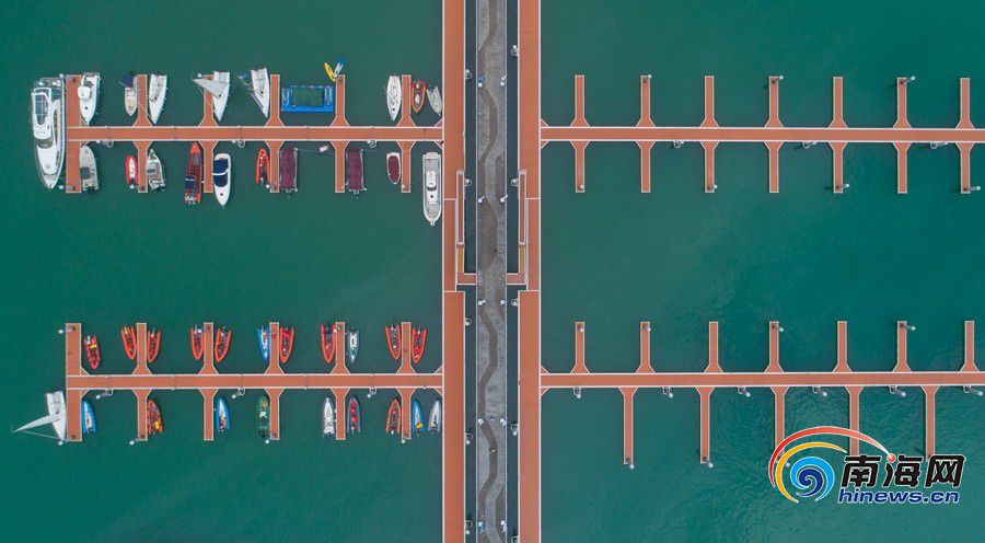航拍亚洲最大帆船基地公共码头：海口市国家帆船基地公共码头