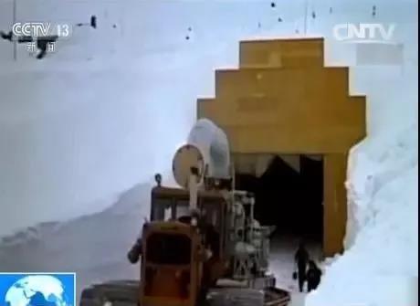 资料图片：格陵兰岛融冰露出美国秘密核导弹基地。（央视视频截图）
