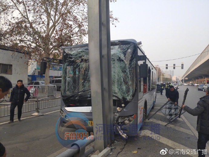 突发！郑州一辆公交车撞上龙门架 13名乘客受伤