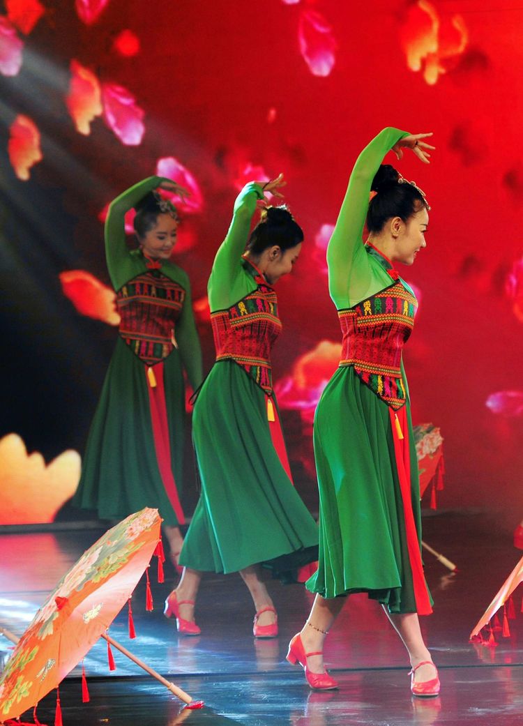 海口市旗袍协会舞蹈在2019中泰春晚喜获金链