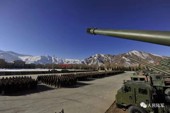 西藏军区炮兵列装新型车载加榴炮：维护西部边境安全
