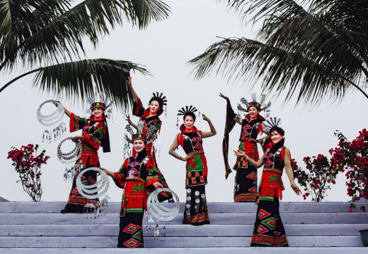 2019年央视音乐频道录制的春晚节目《久久不见久久见》民族服饰走秀将在今年春节期间播出!