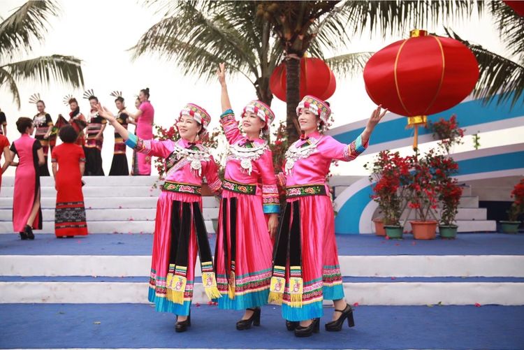 2019年央视音乐频道录制的春晚节目《久久不见久久见》民族服饰走秀将在今年春节期间播出!