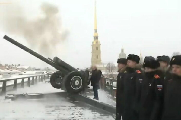 普京亲上阵发射D-30榴弹炮 淡定按下开关