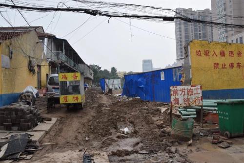 因脏乱差,胡西社区被纳入2018年棚改计划。胡西社区微信公众号图 点击进入下一页
