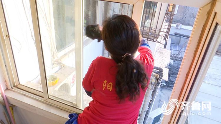 南宫ng官网：走近济南保洁员的一天：我愿用心擦亮每扇窗(图4)