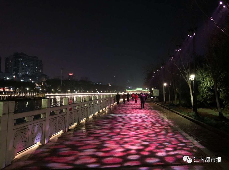 1月31日晚 在南昌抚河边 不少市民拿出手机 对着灯饰拍照 据