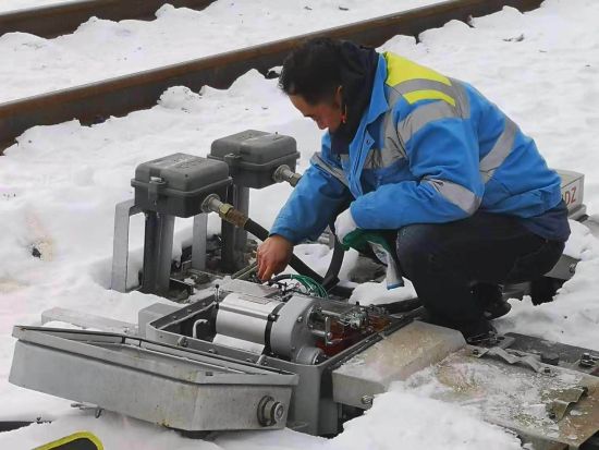 铁路道岔岔尖首次安装融雪板