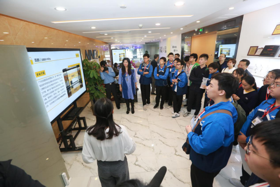 粤港澳大湾区青少年参访玖的,解锁VR科创之旅